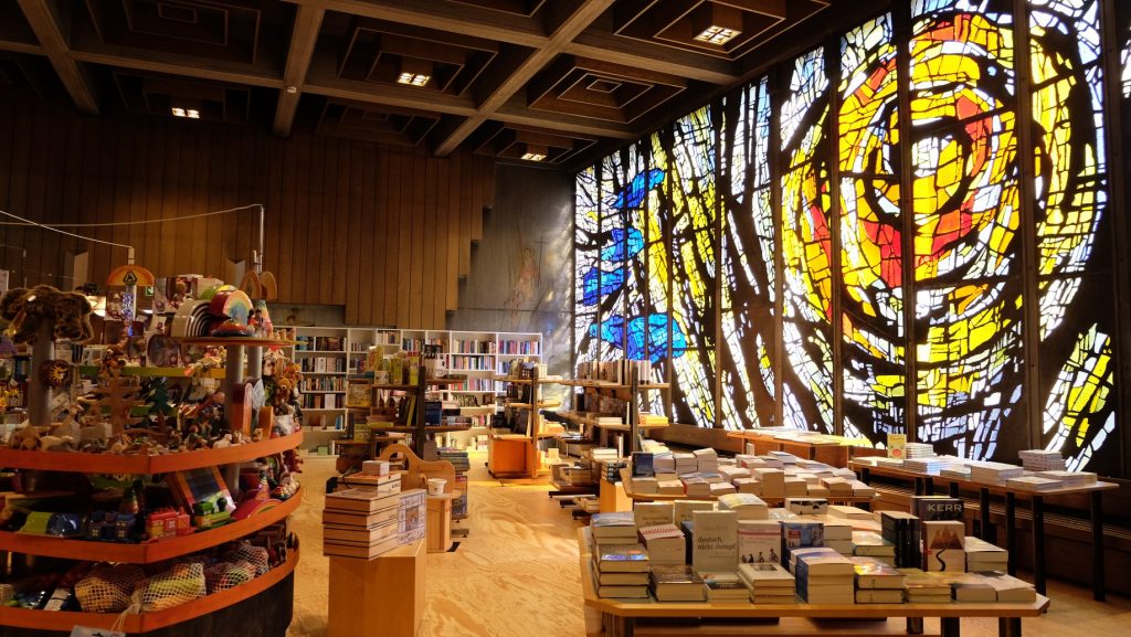Blick in den Buchladen Buch und Spiel