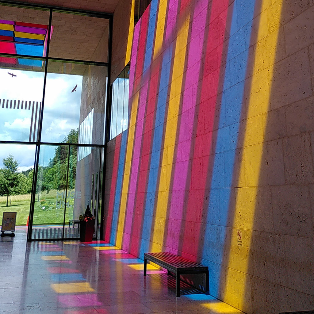 Bunte Lichtschatten im Foyer des Museums Ritter