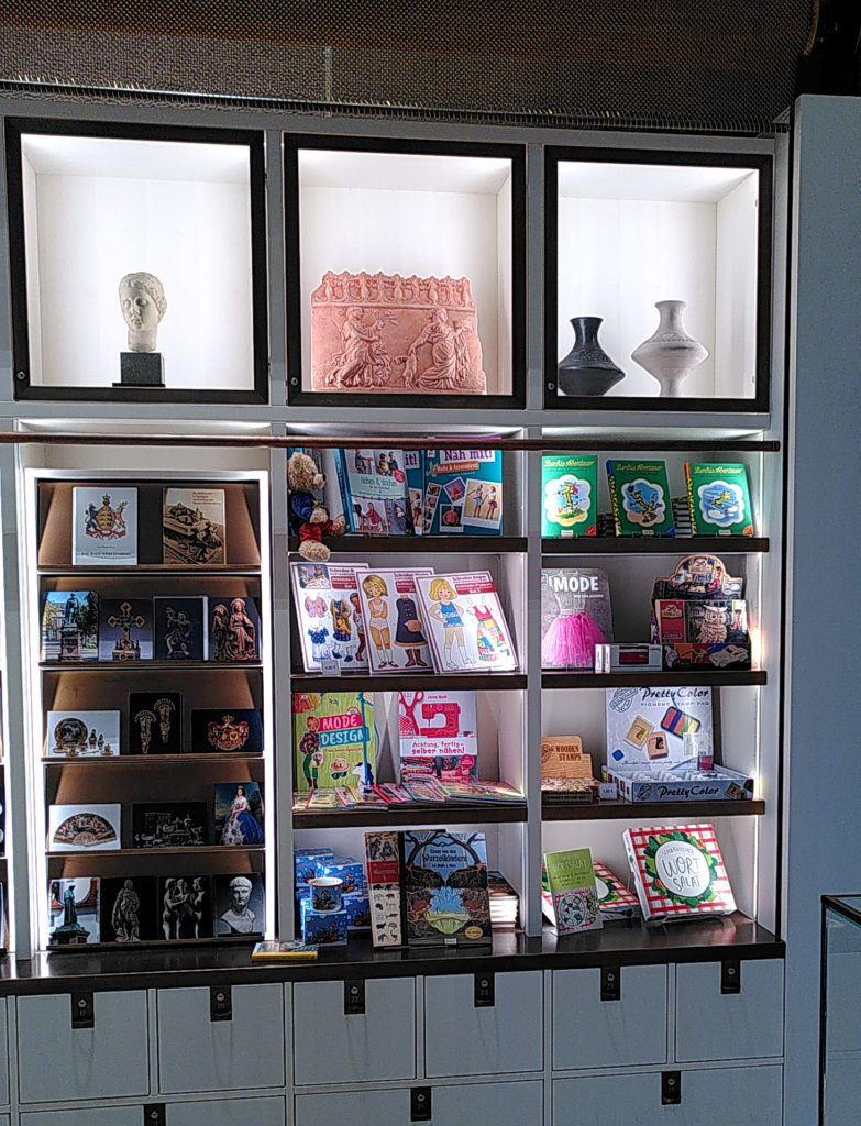 Regal im Shop des Landesmueums