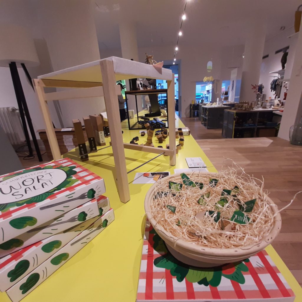 Schachteln mit Wortsalatlogo in einem Innenraum